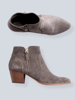 Violet & Red Carley Suede Ankle Booties Taupe Gray Low Block Heel Shoes 10 NWOT